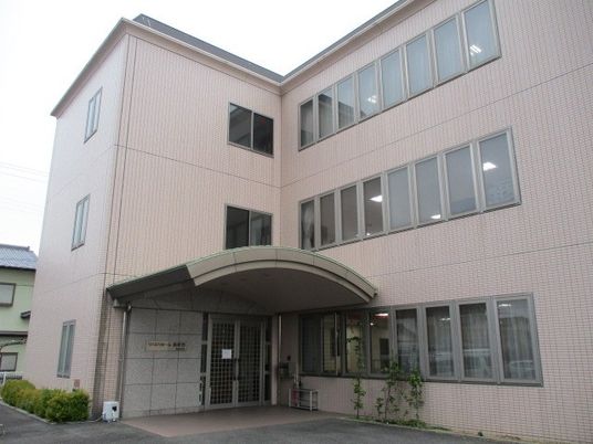 ピンク色の建物エントランス