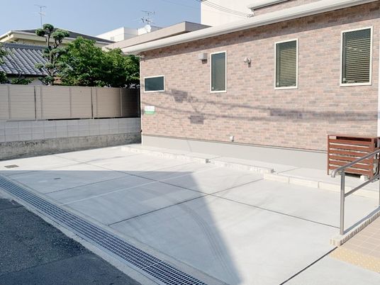 建物横の広い通路  