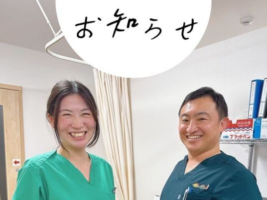 笑顔のスタッフ2人がいる部屋  