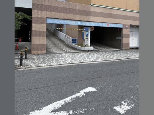建物の車寄せ入口  