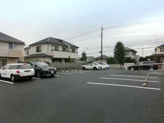 駐車場と住宅街の外観  