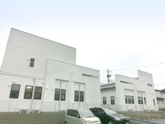 白い建物の外観  