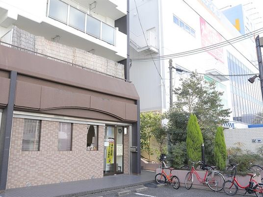 建物外観と自転車置き場  