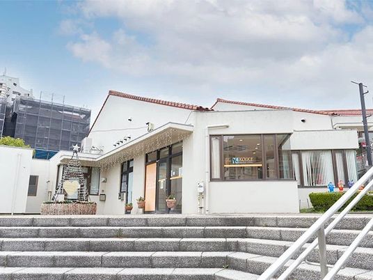 白い建物の外観  