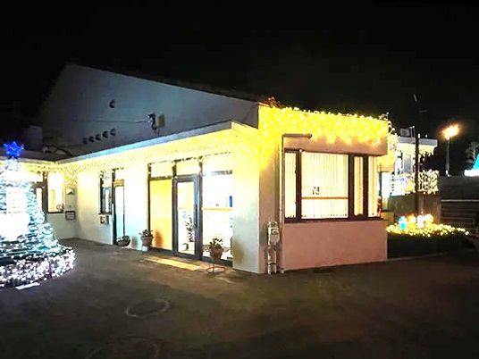 夜の施設外観  