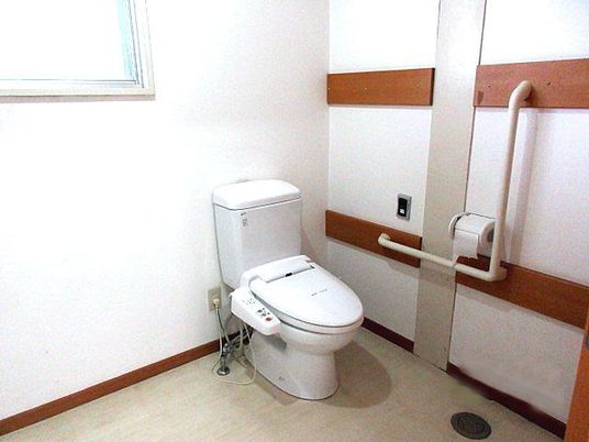 手すり付きトイレ  