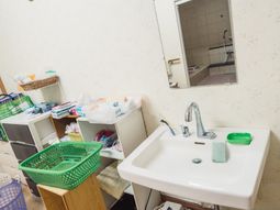 使用済み洗面台と鏡
