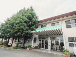 施設外観のエントランス