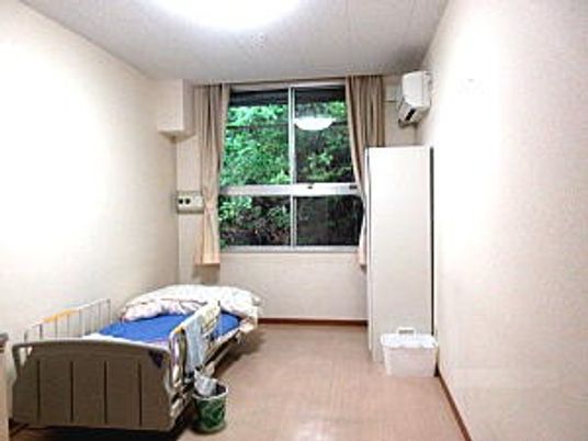 明るい個室の居室  