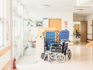 明るい廊下と車椅子