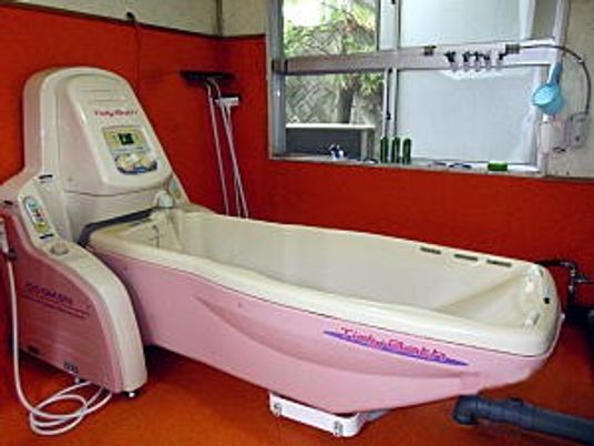 浴槽と機器のある浴室  