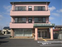 ピンクの建物と看板