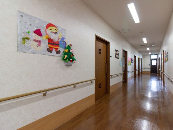 廊下に飾り付けされた装飾品