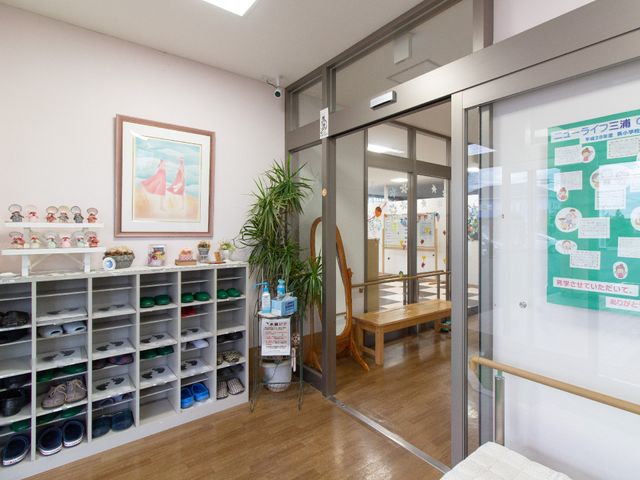 エントランスの綺麗な景色 玄関 光が差し込む明るく清潔な受付エリアです。来訪者の方々を暖かくお迎えする、配慮が感じられる空間となっています。