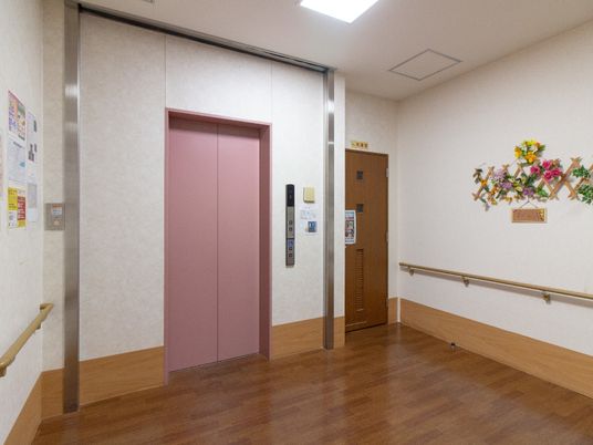 清潔な廊下とエレベーター