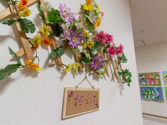 壁に飾られた造花と掲示物