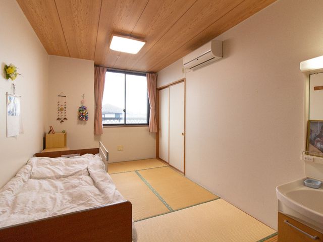 居心地の良い和室居室 居室 ゆったりとした畳の部屋で、日当たりの良い窓と清潔なベッドが配されています。個人のスペースを大切にした心地よい環境が整っています。