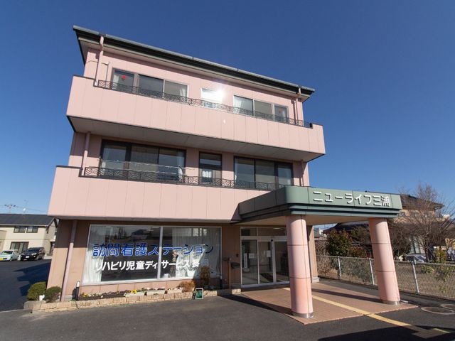 ピンクの建物のエントランス 外観 清潔感のあふれるエントランスが迎えてくれる施設です。仕事を始める場所として、やる気を感じられる環境が整っています。