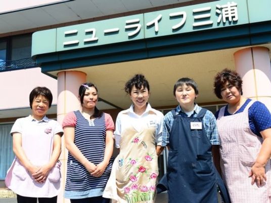 スタッフ立つ看板前