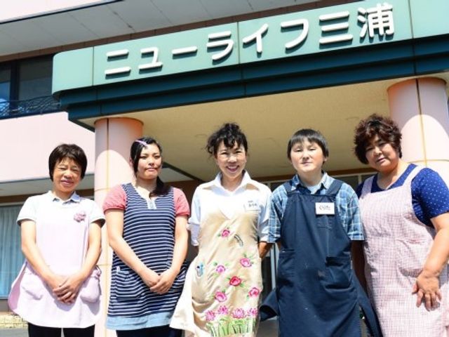 スタッフ立つ看板前