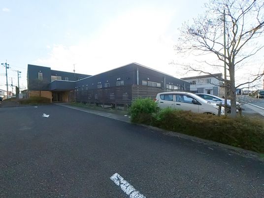 駐車場のある外観