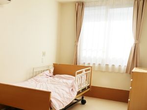 一人用の居室のベッド  