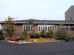 閑静な外観の建物