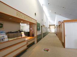 フロントの広々としたロビー