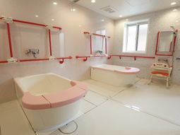 バリアフリー設計の浴室