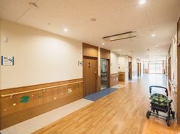 温もりある明るい廊下