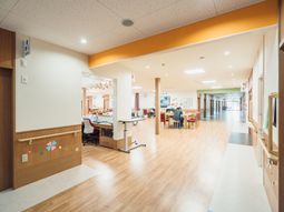 明るい廊下と共有スペース