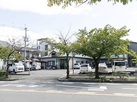 駐車場のある外観  