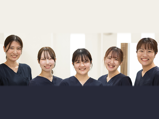 笑顔のスタッフ5人のスタッフイメージ