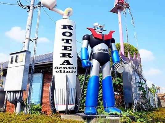 ロボット像が並ぶ施設外観  