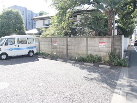 建物外観と駐車場の外観  