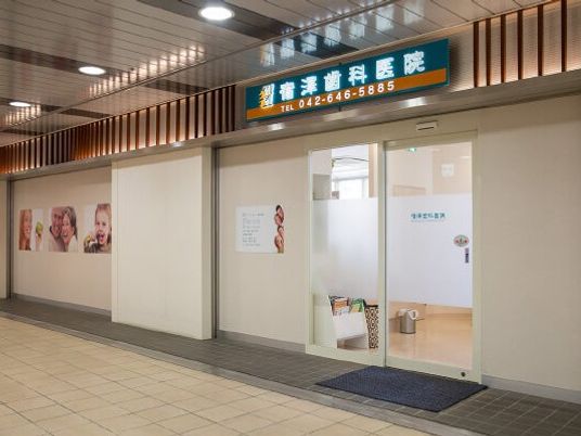 明るい受付前通路  