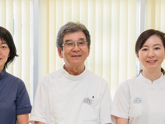笑顔の職員たちの集合  