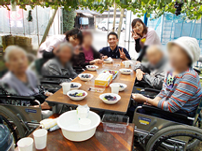 楽しい昼食会の様子