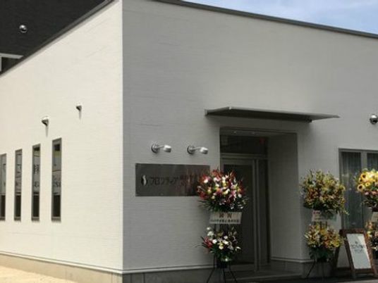 白い外観の建物  