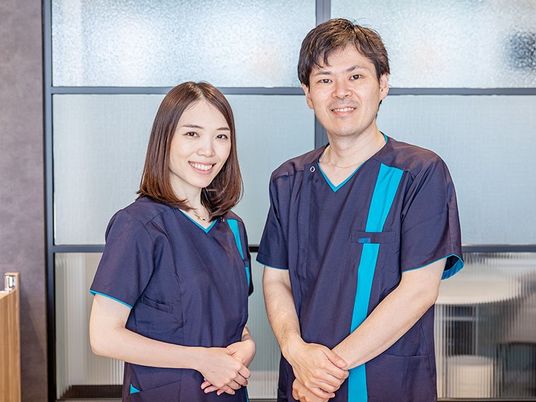 笑顔のスタッフ2人  