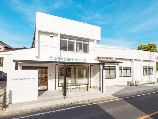 白い建物の外観  