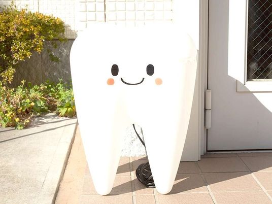 歯の形の看板と出入口  