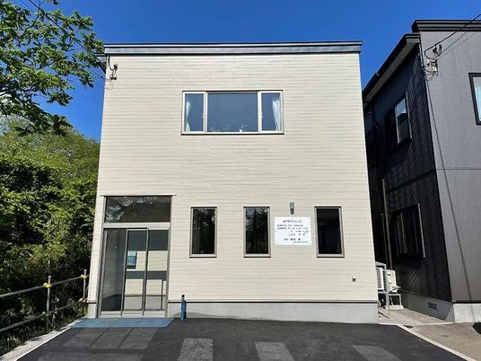 白い建物の外観  