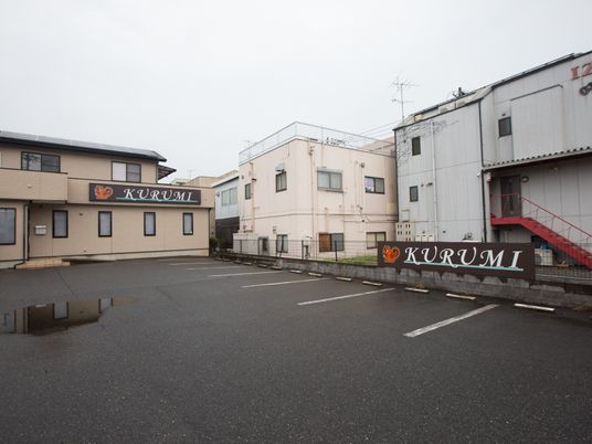 施設の外観と駐車場  