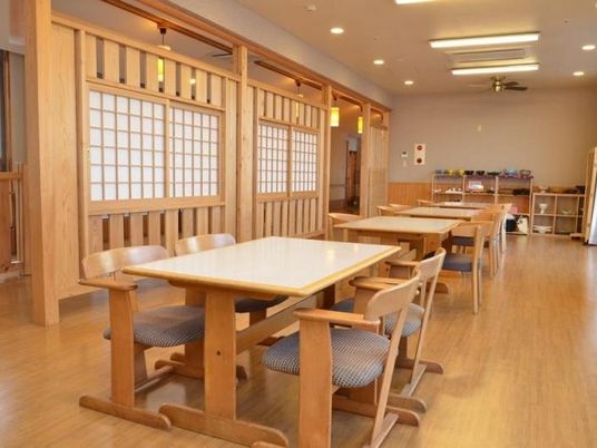 明るい食堂のテーブル  