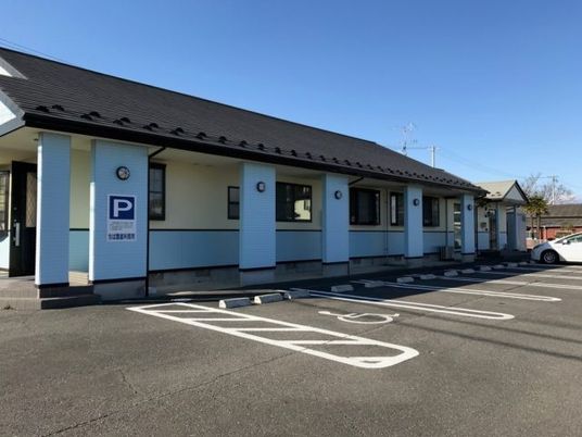 駐車場のある外観  