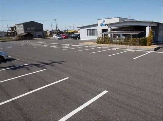 広い駐車場の外観  