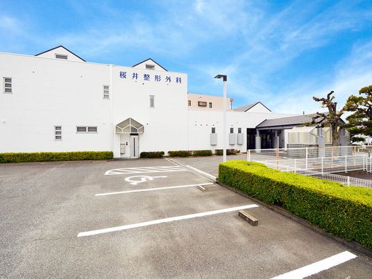 明るい外観の建物  