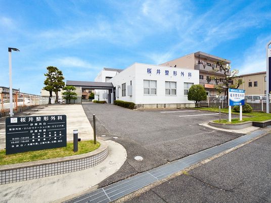 明るい外観の建物前  