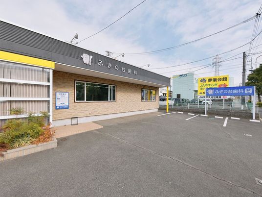 建物正面の駐車場  